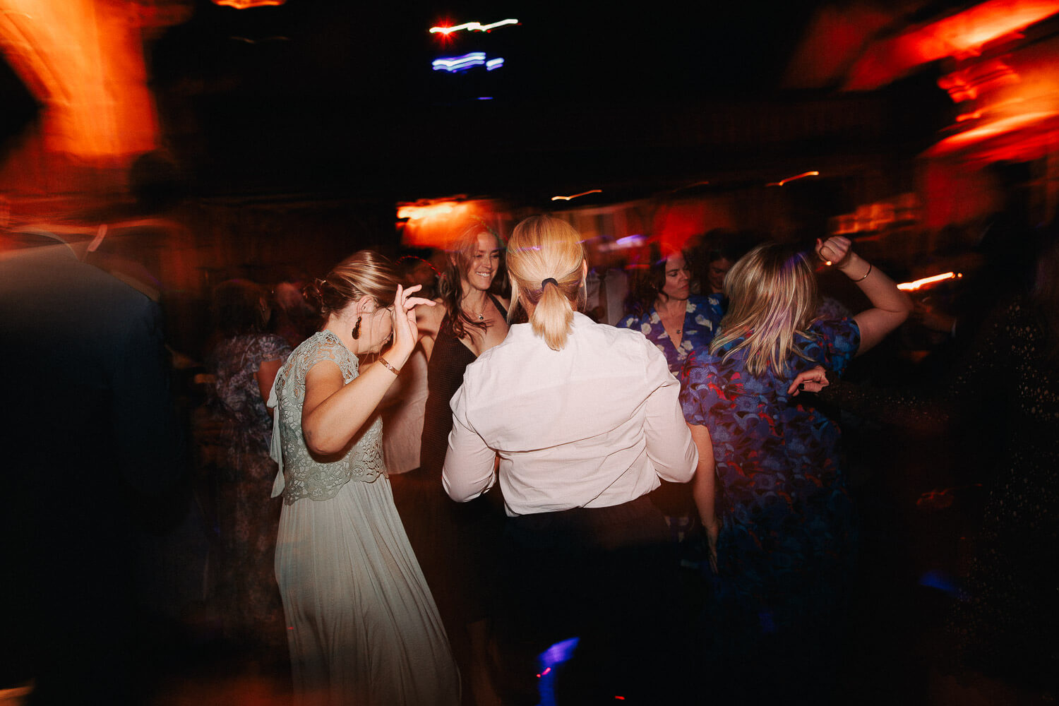 Gäster dansar under festen i Brännvinskungens Sal på Carlshälls Gård.